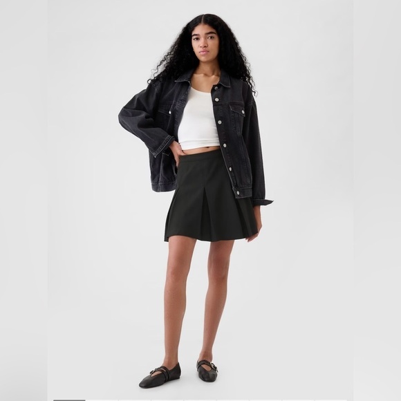 COPY - Gap small pleated mini skirt with pockets - Picture 1 of 16